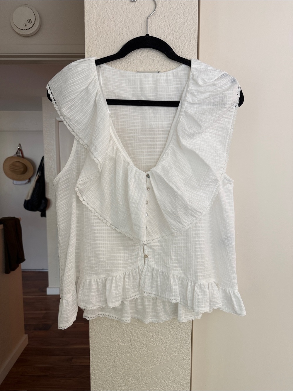 Zara White Ruffled Sleeveless Button-Front Blouse
